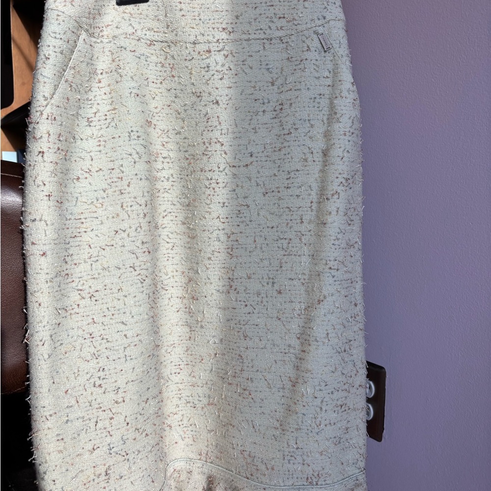 Elegant Cream Tweed Skirt and the jacket buttons logo 24K gold.